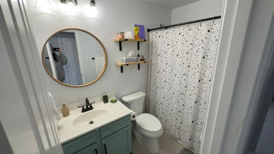 Quiet private bedroom/bathroom Main Photo