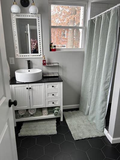 Large Baden room with private bathroom available Main Photo