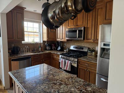 Unfurnished room in furnished Ridgewood house! Main Photo