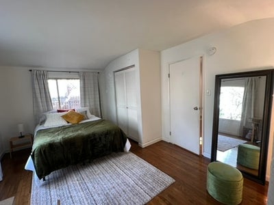 Specious Sunny room with a private entrance Main Photo