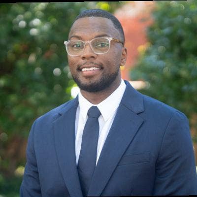 Professional seeking bedroom (shared or private) Main Photo