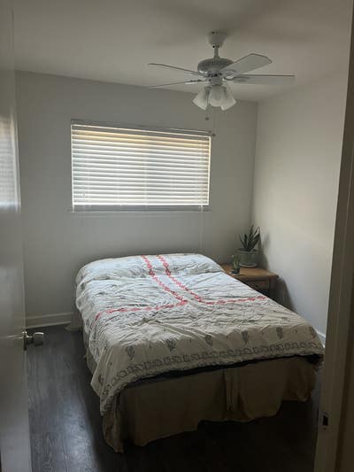 Small sized furnished room.  Main Photo