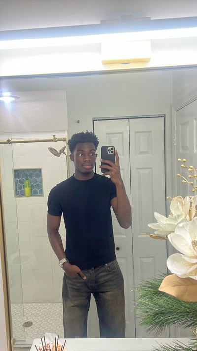 I am a male student aged 22. I am available t... Main Photo