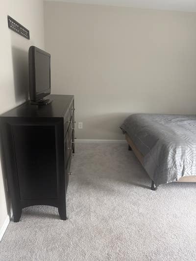 Spacious room with plenty of lighting Main Photo