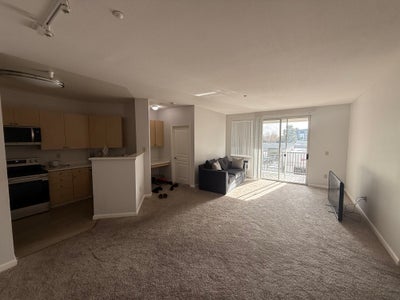 Looking for 1-2 ppl, couples welcome Main Photo