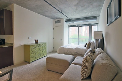Great studio with lots of natural light & In unit  Main Photo