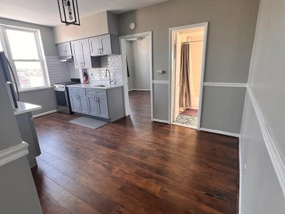 This beautifully renovated spacious 1 BR apartment Main Photo