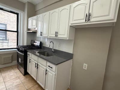 Modern 1,5BRBA Condo in Secure Building with Desig Main Photo