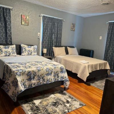 Extra_Large Comfort Home | Walk to Global Dining  Main Photo