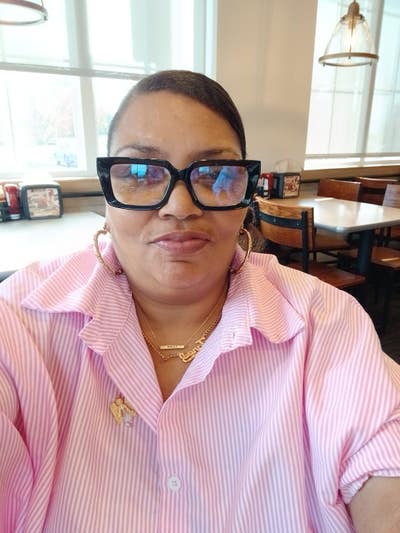 Professional Female seeks a small or large room Main Photo