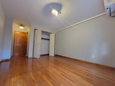 Spacious Master Bedroom In Flushing!wPrivate Bath! Main Photo