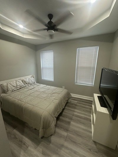 Monument Street Private Bedroom with personal in s Main Photo