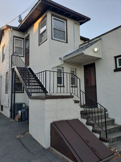 Nice and clean 2nd_floor apartment conveniently lo Main Photo