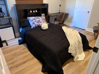 LAKE ROOM_| Renovated Baltimore Townhouse w Premi Main Photo