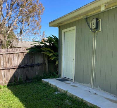 Studio located Hunters  Creek Area  Main Photo