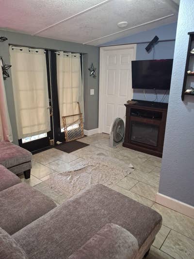 Cocoa Home, a 5 minute walk to transit stop and sh Main Photo