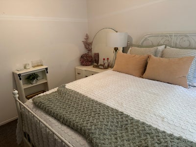 Furnished or unfurnished room plus a bathroom i Main Photo