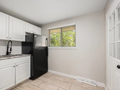 Cute and updated 2/1ba duplex with washer/dryer ho Main Photo