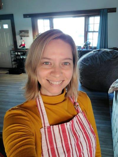 Looking for roommate to share apartment Main Photo