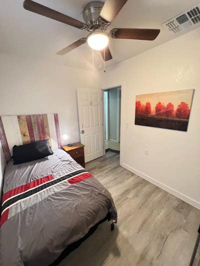 Private Bedroom with Private Entrance with All Ut Main Photo