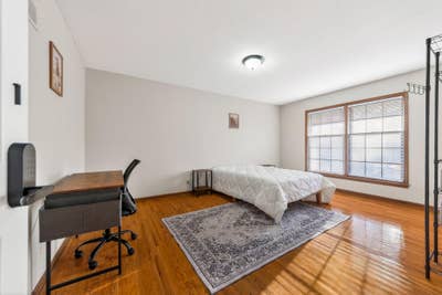 Live in South Kansas City, a 4 minute walk to tran Main Photo