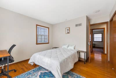 Live in South Kansas City, a 4 minute walk to tran Main Photo