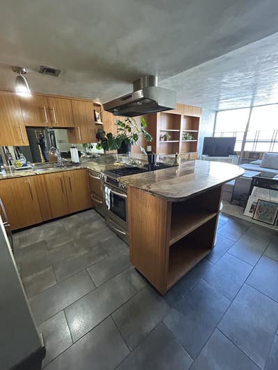 Looking for a roommate in a 2 bed 1 bath!! Main Photo