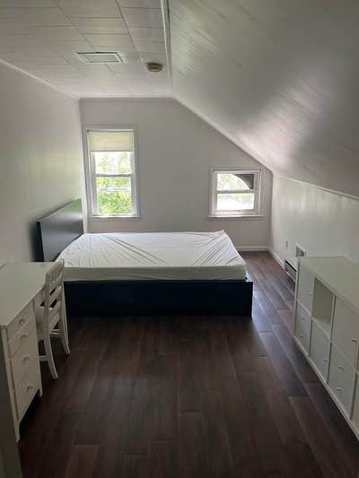 One Bedroom for Female Working Professional  Main Photo