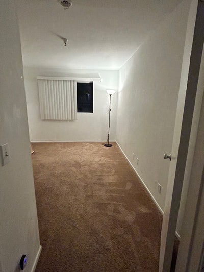 Looking for female roommate in 2bd apt in Ktown Main Photo