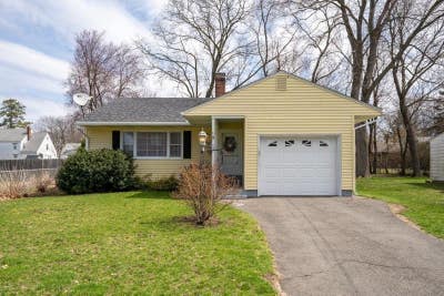 1 BR and 1 bathroom with a private fenced in backy Main Photo
