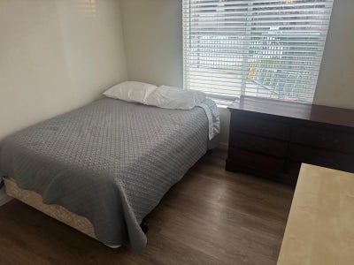 Large clean private bedroom  Main Photo
