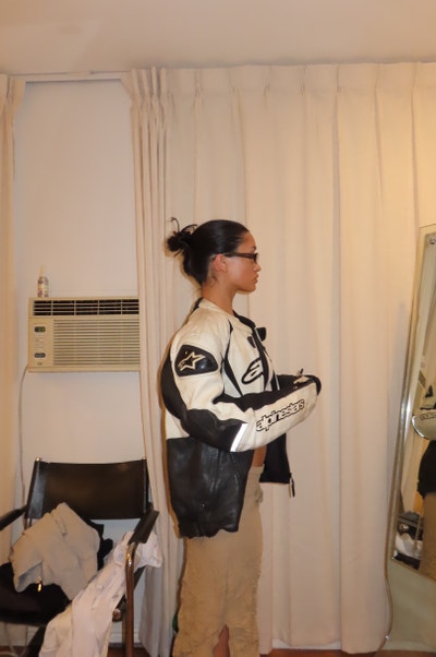 Im a professional female, 28. Im available to... Main Photo