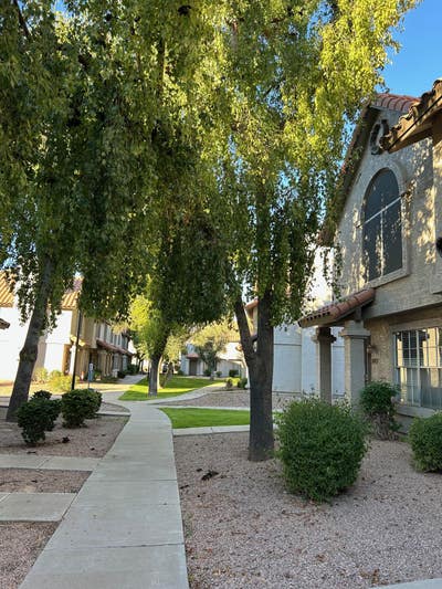 Large Bedroom in Townhouse for rent - Heatherglen Main Photo