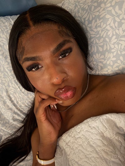 Professional Female seeks a small or large room Main Photo