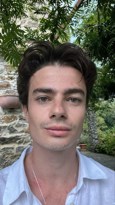 I am a professional male aged 24. Just moved ... Main Photo