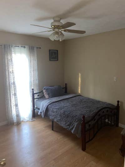 Furnished room w shared bathroom Main Photo