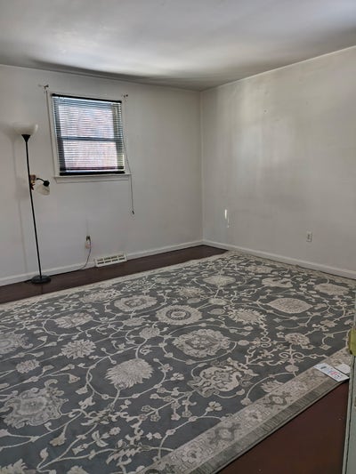 Large room In quaint house! Main Photo