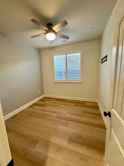 Clean cool bedroom for rent Main Photo