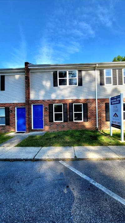2 Bedroom Townhouse available in Colonial Heights Main Photo