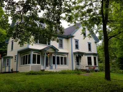 1 Bedroom Studio Apt. In Beautiful Victorian Home Main Photo