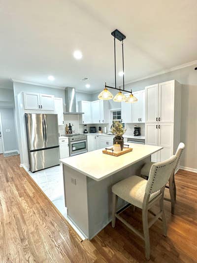 5 MINUTES to Airport! Stunning newly renovated hom Main Photo