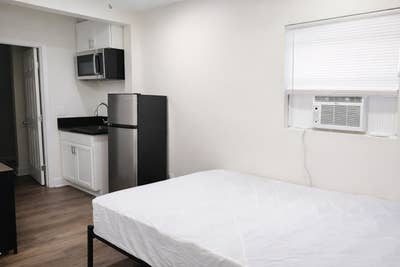 Modern Fully Private Studio with SpaStyle Porcelai Main Photo