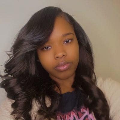 Professional Female seeks a small or large room Main Photo