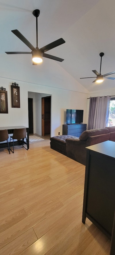 Beautiful room 2 female students from CSUN Main Photo