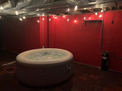 450+ SqFt Hot Tub Basement Suite w/Pvt Bathroom Main Photo