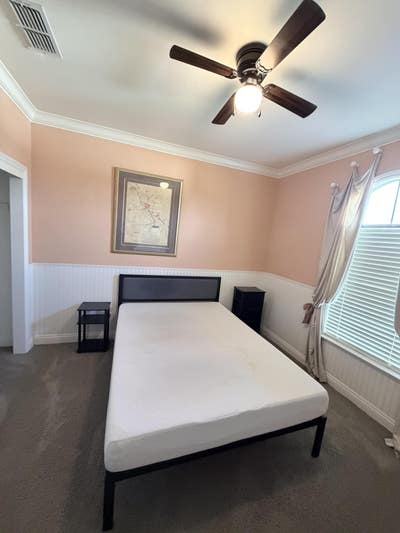 Large 4000 ft home , three large living rooms  Main Photo