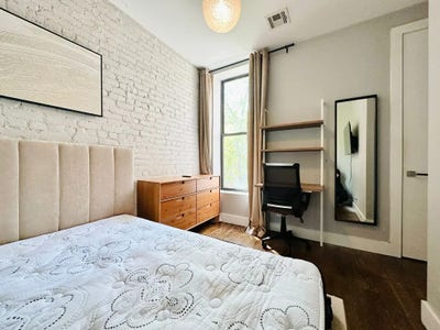 Bright bedroom with Rooftop, Ac & Laundry - 725 Main Photo