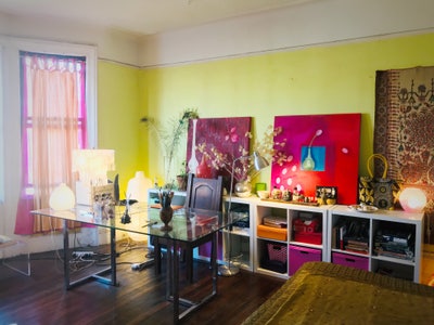 Beautiful room with  Bay Window Main Photo