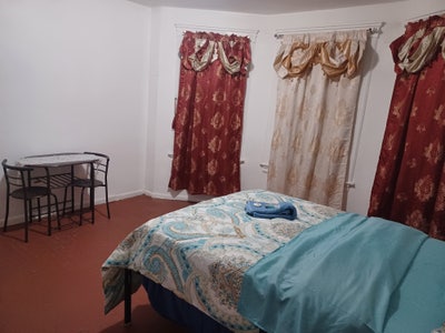 Private furnished bedroom Main Photo