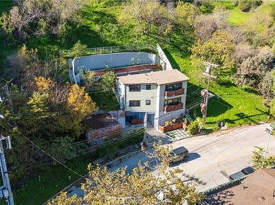 Private Suite in modern Triplex- prime location Main Photo